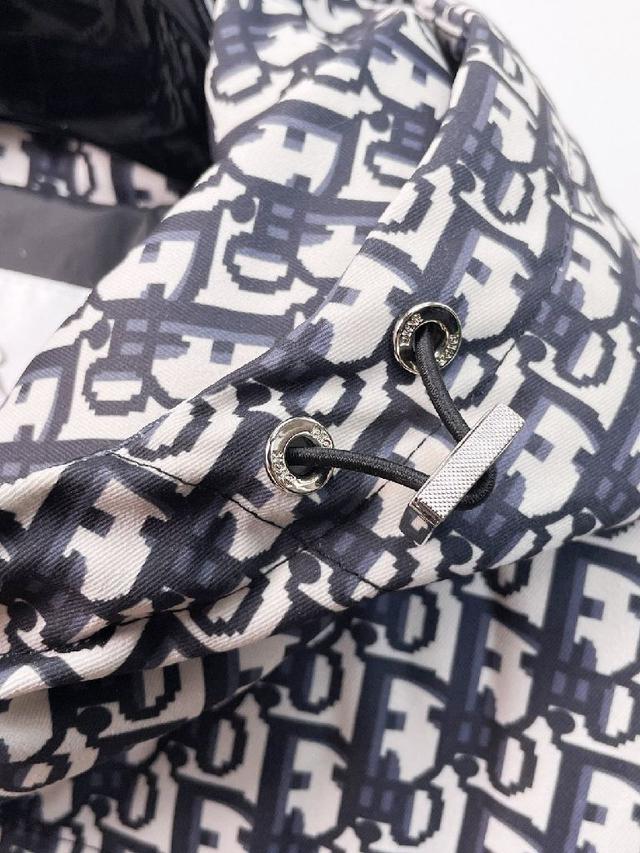 秋冬新款羽绒服。这款号称羽绒服届最贵的，全部90绒的。