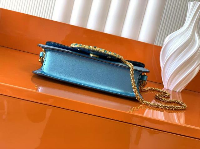 层次感强比以往的经典菱格纹更大，更简约，整个25n都体现了女性可爱帅气