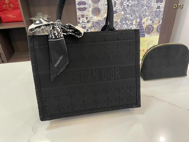 Dior book tote 今年最喜欢的一款购物袋 tote我用的次数最多的包，