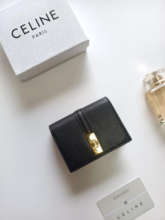 经典花纹大面内配平纹超纤，旋转锁扣开合，1个加厚主隔层，2个内侧卡槽。