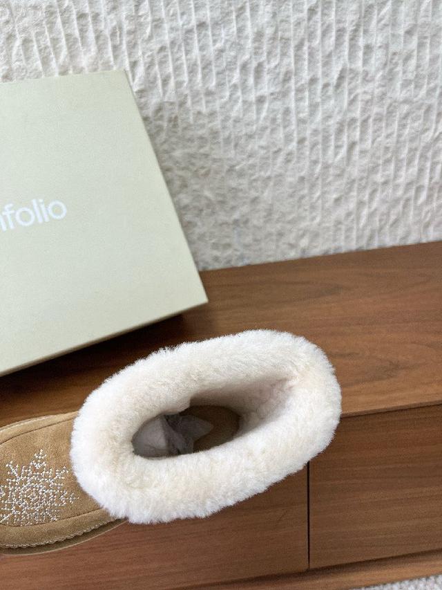 字母缝线和可调节鞋带的铭纹搭扣共同丰富品牌细节