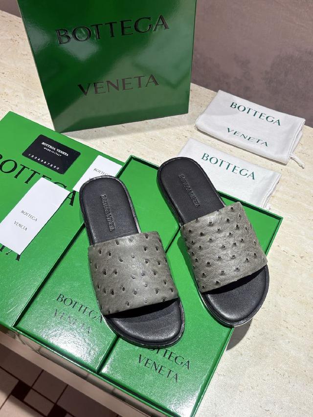 肌理独特透气柔韧💪💪💪脚床是细腻真皮，压印品牌标识