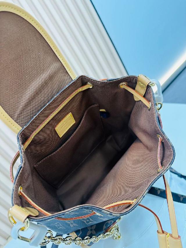 MK Logo五金硬件与挺括外观浑然天成，设有可调节皮革肩带