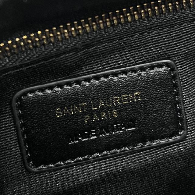 完美结合复古与现代感，堪称本季最令人期待的It Bag之一