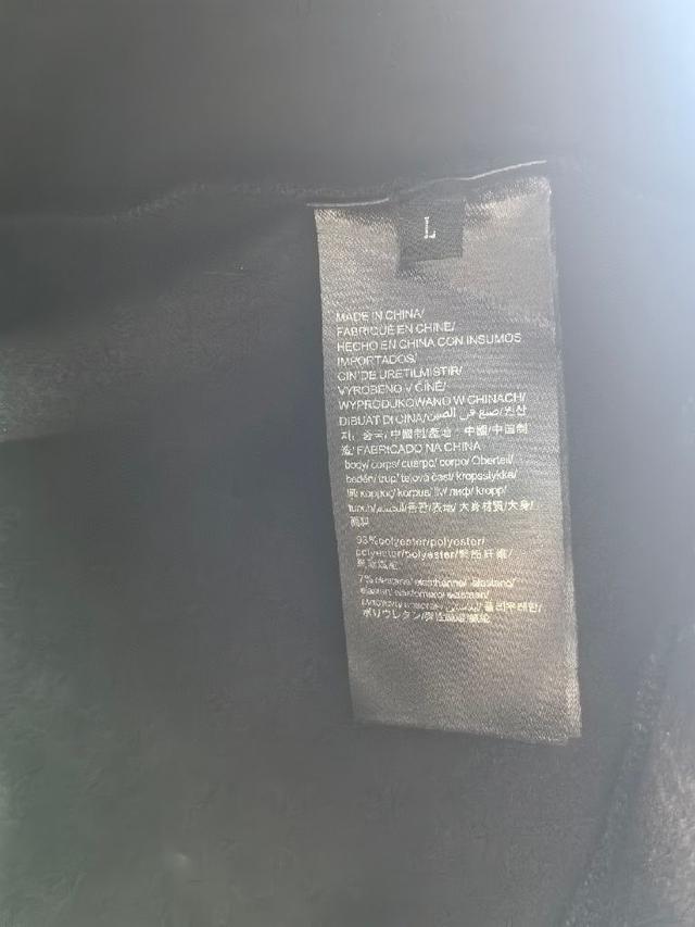 这款T恤极简主义设计和精美细节于一身。Oversize饰边引人联