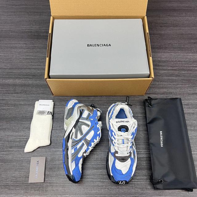 巴黎世家-Runner、是通过溢胶、做旧、缝线等细节，展