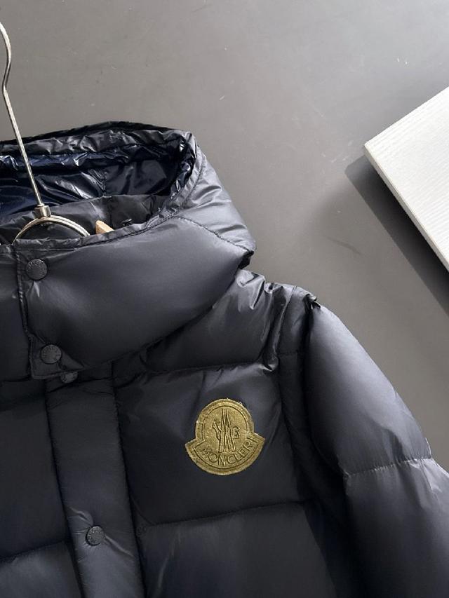 该款短款派克羽绒采用  longue  Saion面料制成，