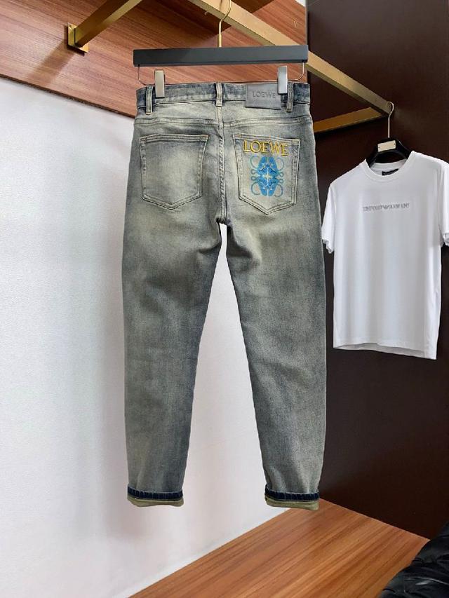 甄选高支重磅丹宁牛仔，半弹工艺弹力适中不紧绷，软糯亲肤、透气耐磨，