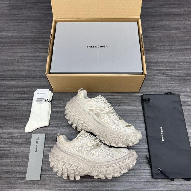 巴黎世家-Runner、是通过溢胶、做旧、缝线等细节