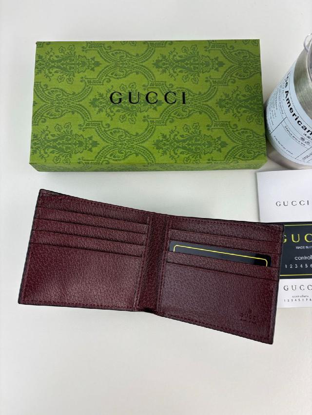 这款钱包以黑色GG Supreme帆布匠心打造，内里甄选黑色皮革制作而成，