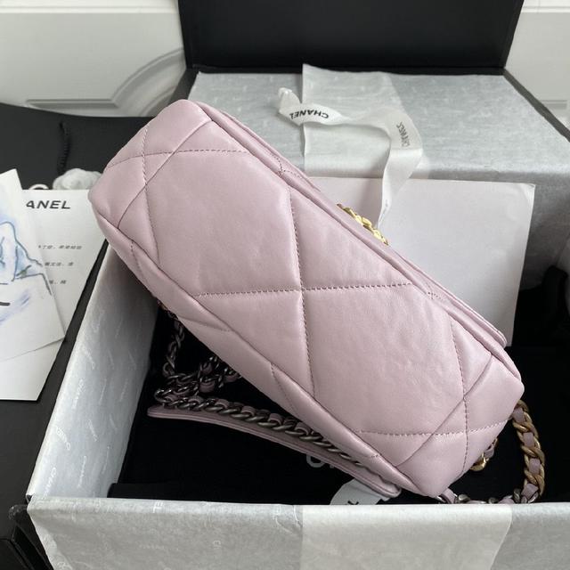 这款包是Karl Lagerfeld和新任总监Virginie Viard一起设计的