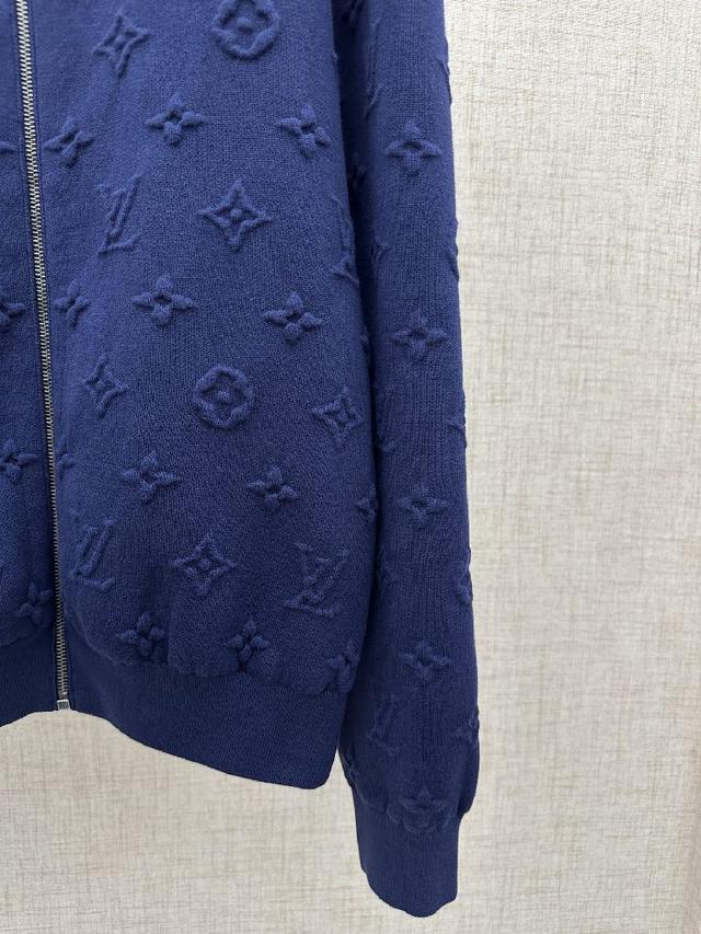 ss26早春路易威登经典MONOGRAM压纹运动衫，款式拉链立领运动衫，