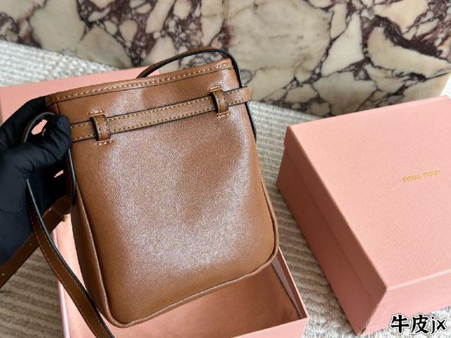 皮质好柔软。Size很可爱 (*~V~) 可以单肩，斜挎，手提，双肩。20*16cm