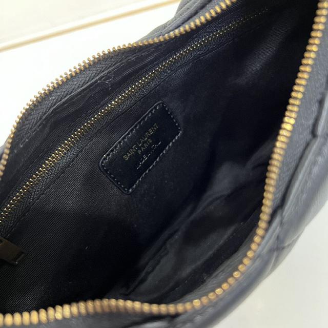 完美结合复古与现代感，堪称本季最令人期待的It Bag之一