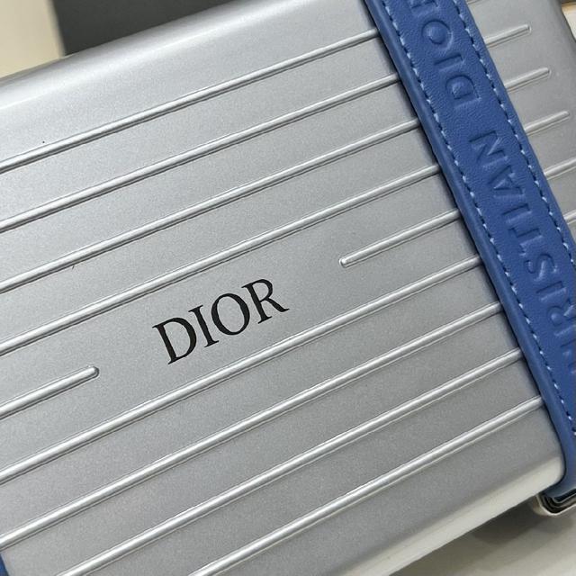 Rimowα被巨头收购，感觉档次又提高了一个度，尤其是实物小盒子采用