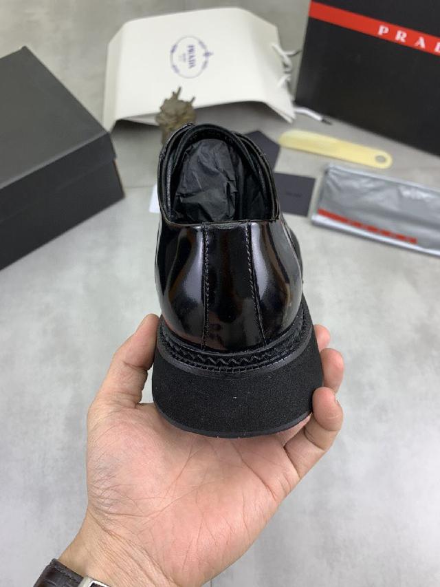 运动老爹鞋结合高科技透气材质与牛皮，侧面P家专属纽扣装饰