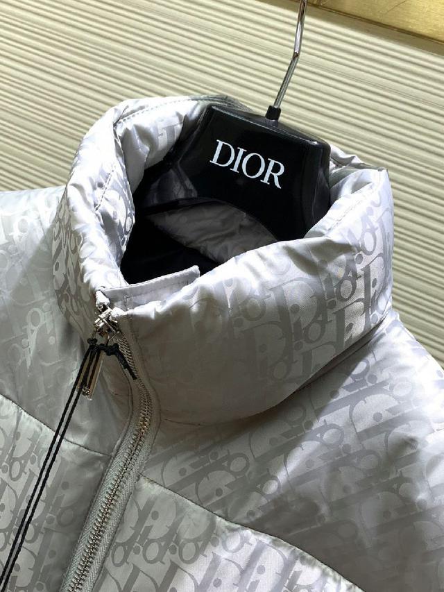 2025秋冬新款羽绒服。这款号称羽绒服届最贵的