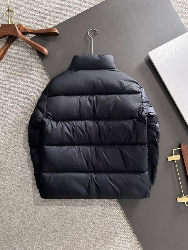 该款短款派克羽绒采用  longue  Saion面料制成，服装满载功