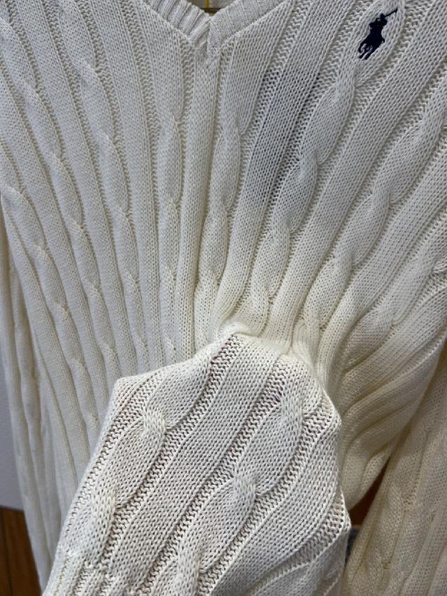 触感亲肤保暖，兼具良好透气性与抗皱性，保证了针织衫的舒适穿着体验与高级质感；领口采用经典圆领设计