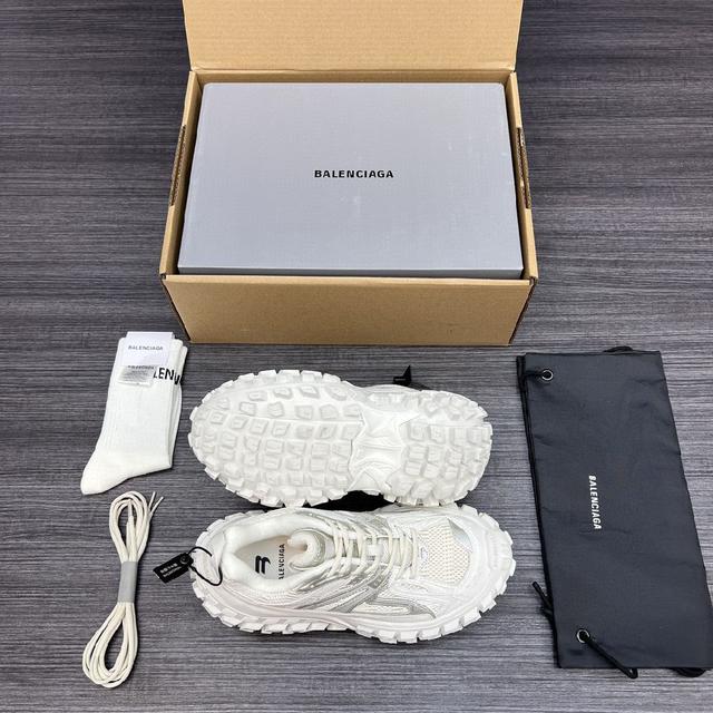 巴黎世家-Runner、是通过溢胶、做旧、缝线等细节