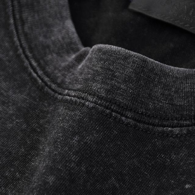 设计：正面印的品牌主题印花，袖子带有品牌标识，做旧水洗工艺带来复古做旧的质感；