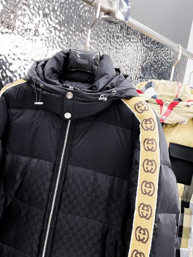 官网款2025秋冬新款羽绒服。这款号称羽绒服届最高端的，全