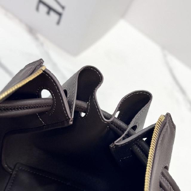 Madrid 具有柔软的结构感梯形造型，采用角撑设计，搭配可调节