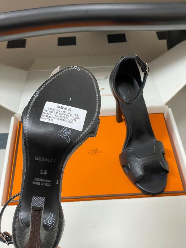 皮具和成衣系列浸染渐变色彩，铺陈小牛皮鞋面和未来主义