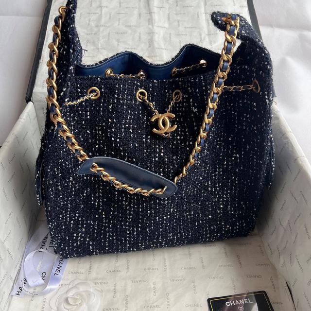 采用织纹皮革滚边。镶嵌的红绿织带细节