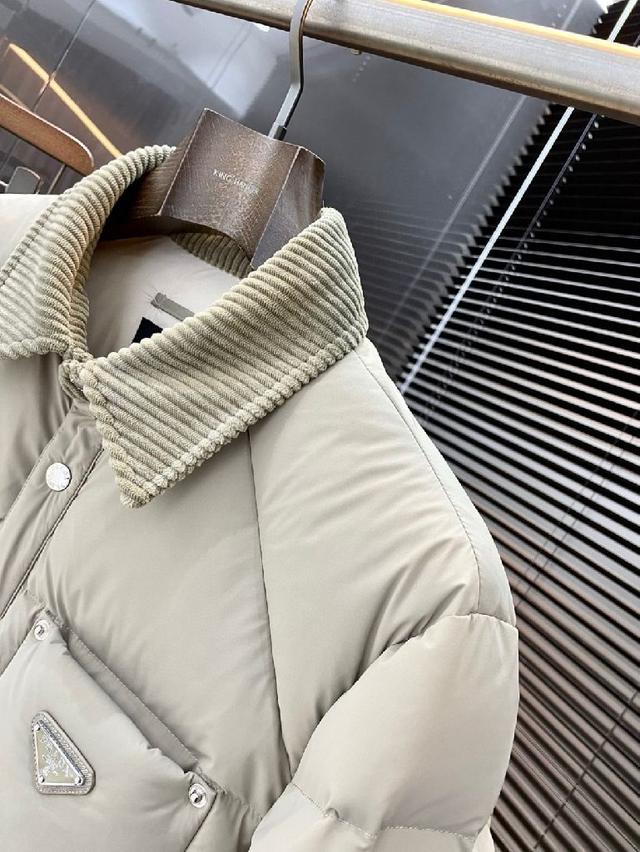 秋冬新款羽绒服。这款号称羽绒服届最贵的，全部90绒的。