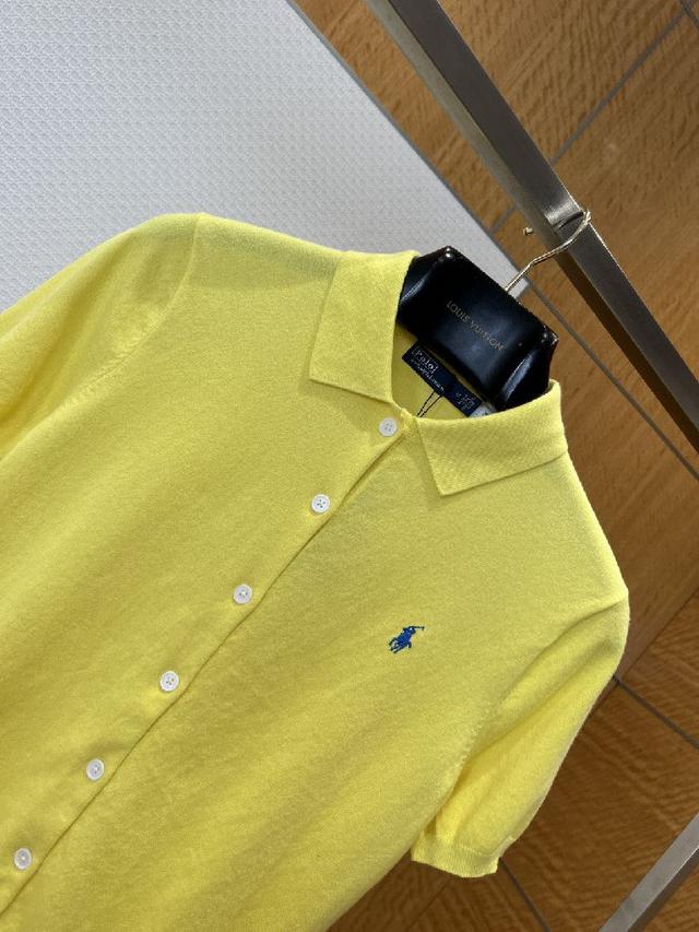 兼具良好透气性与抗皱性，保证了针织衫的舒适穿着体验与持久耐穿性；领口采用半拉链立领设计