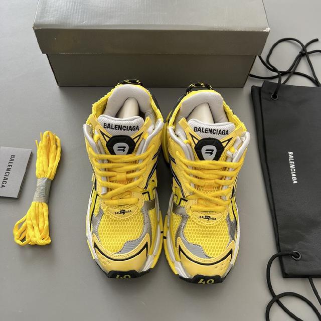 巴黎世家-Runner、是通过溢胶、做旧、缝线等细节，