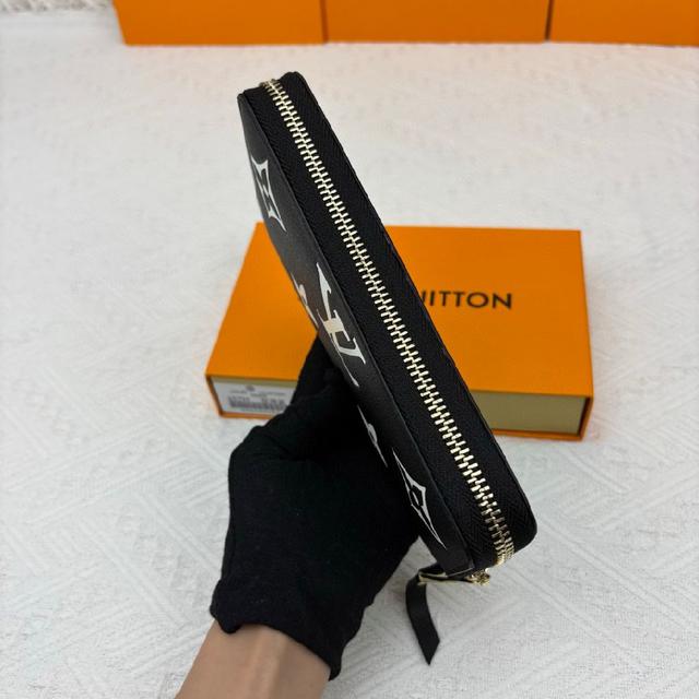 拉链钱包Crafty 配饰、皮具和成衣系列推出特别款 Pochette Félicie 链条包