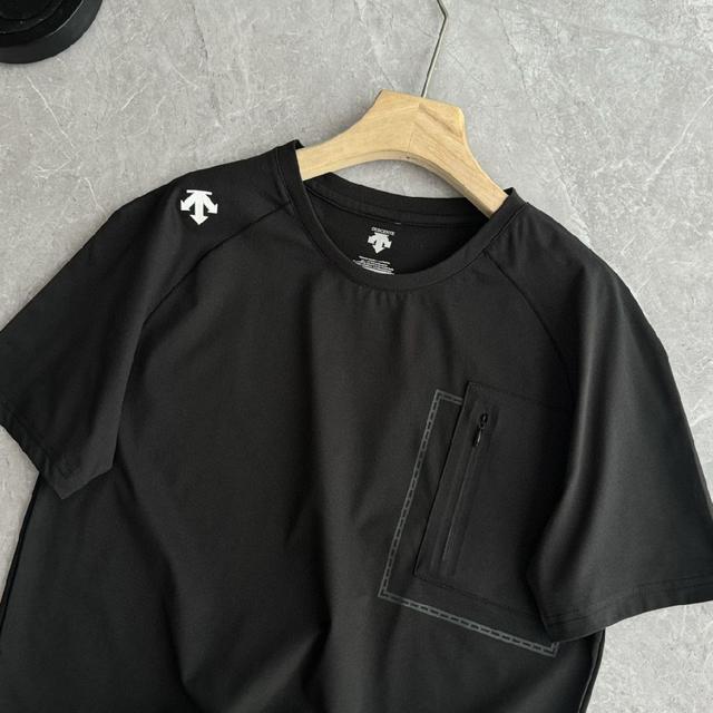 迪桑特熟悉的tough面料绝对市场独有，吸湿排汗功能那更加必须！面料亲肤舒爽