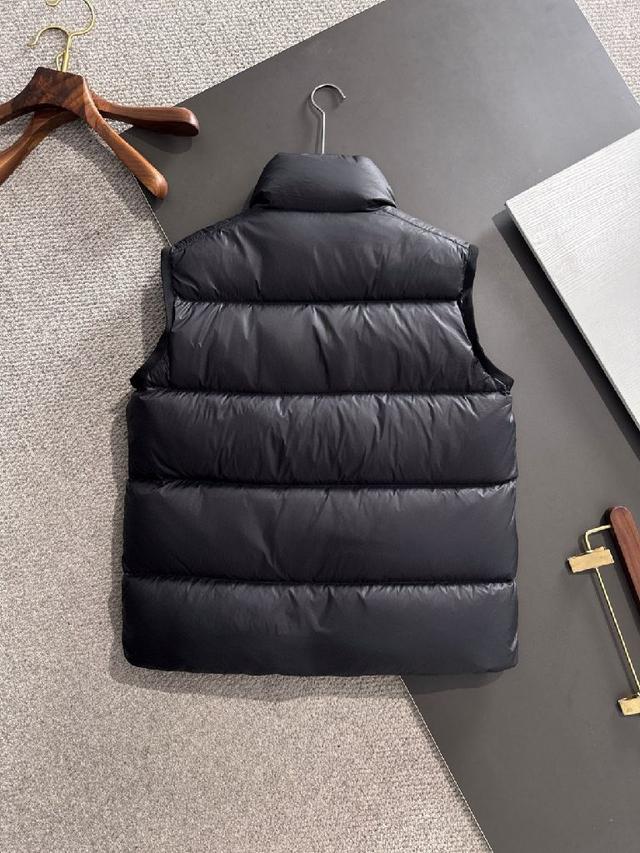 该款短款派克羽绒采用  longue  Saion面料制成，服装满载