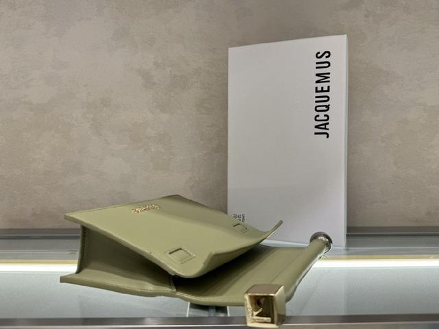 这款独特的手提包 被称为“take-out clutch”小羊皮材质 卷边折叠盖内部卡扣