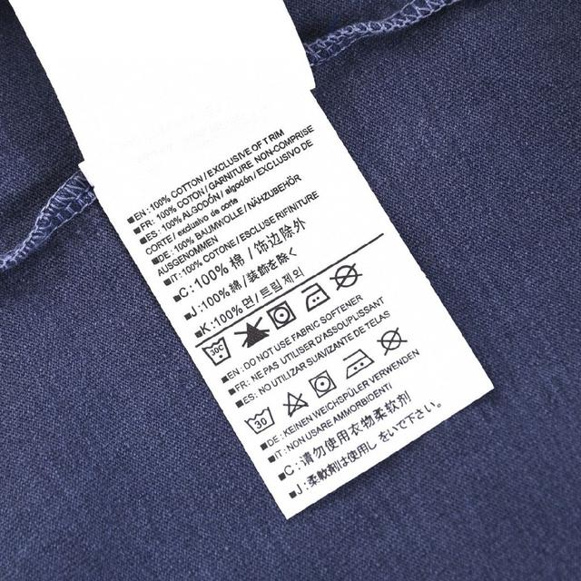 • 设计：正面印有圆形的品牌主题印花，袖子带有品牌标识，做旧水洗工艺带来复古做旧的质感；