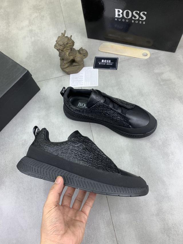 这双拖鞋便成了法式优雅的新注脚 经典从不是墨守成规 而是复刻的心动
