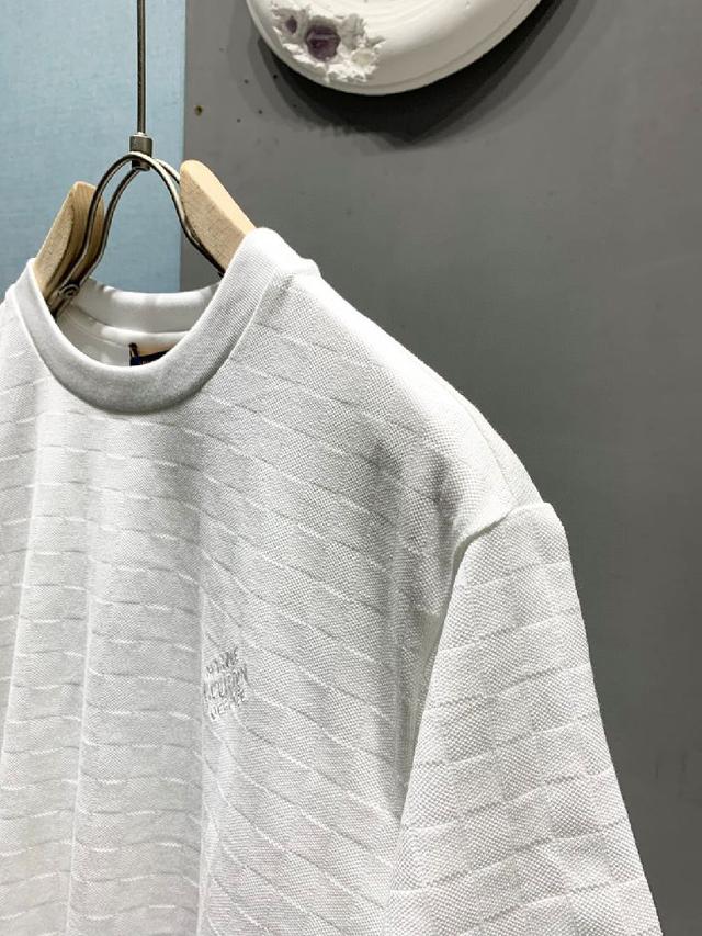 本款T恤采用全棉平纹面料打造，再洗水定型，克重330克