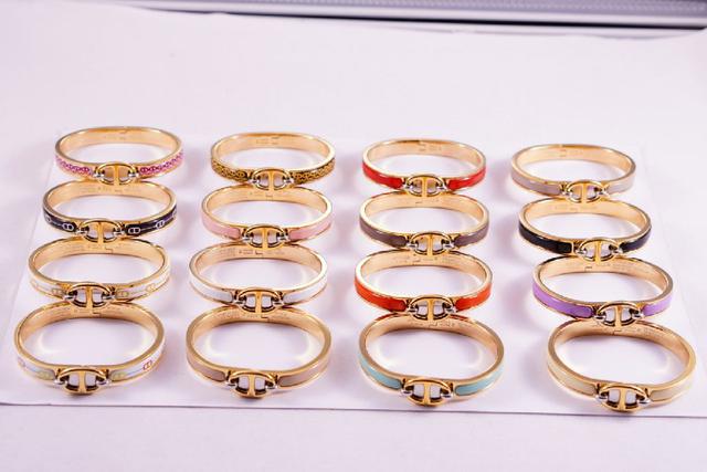 超级好看阿阿阿！！还在纠结想买爱马仕手镯但又怕出