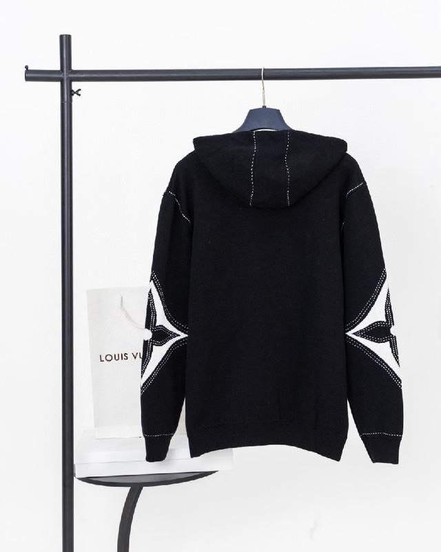 虚线营造出缝合和刺绣的错觉。正面饰有对比鲜明的LV首字母，