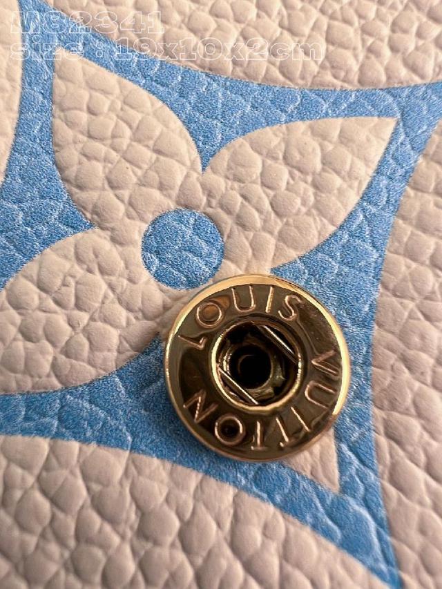 Cléa钱夹采用Monogram Empreinte柔软粒面牛皮制成，