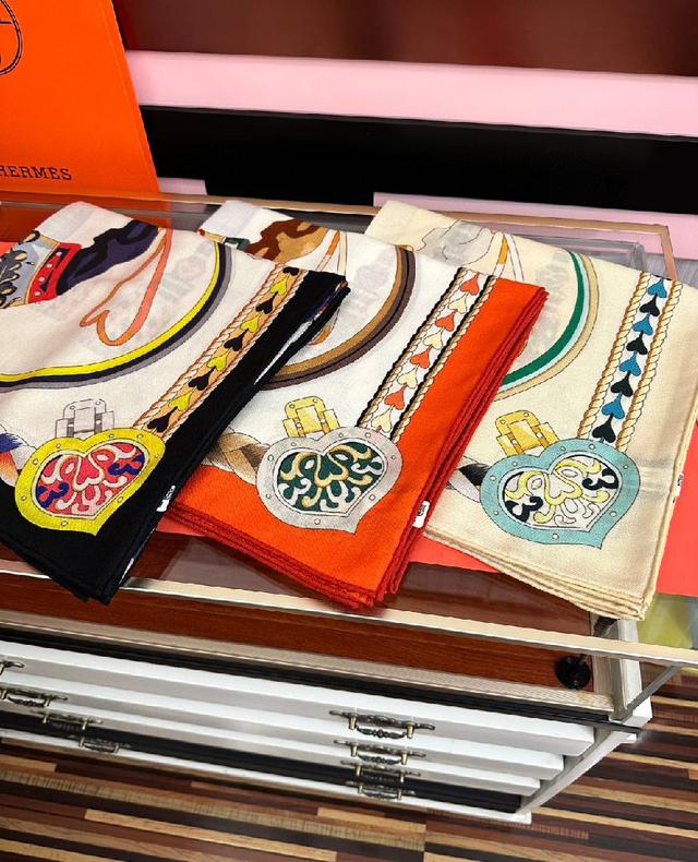 手工卷边丝绒方巾（30%桑蚕丝70%羊绒）