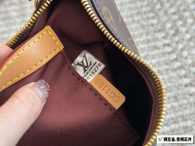 可盐可甜的 MiuMiu 女孩 miumiu wander包包