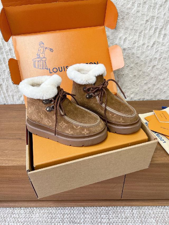 字母缝线和可调节鞋带的铭纹搭扣共同丰富品牌细节