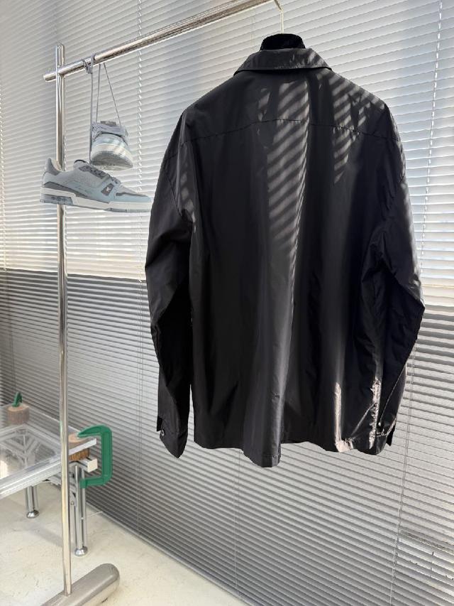 @ Re-Nylon 拉链尖领长袖徽标夹克外套