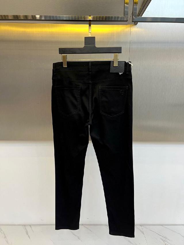 于领口与袖口处点睛，打破纯色单调，增添英伦雅致格调