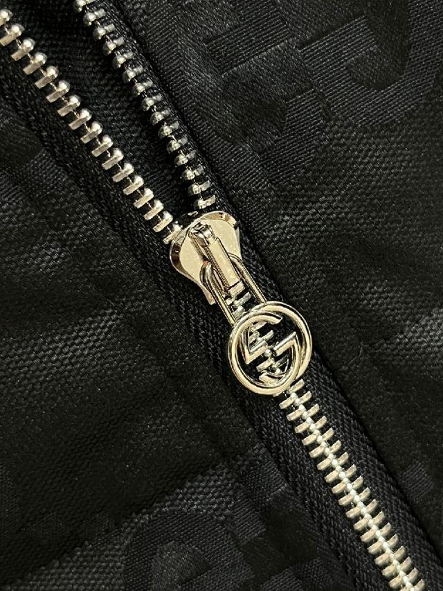 新款羽绒服。这款号称羽绒服届最贵的，全部90绒的