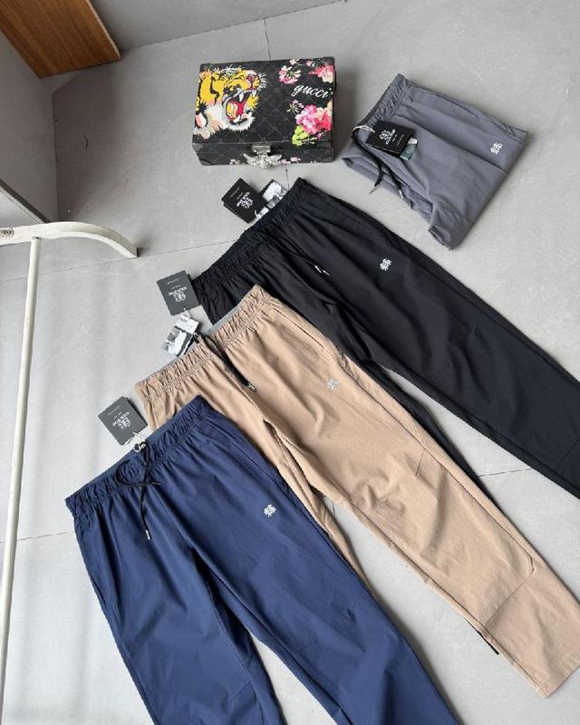 翻领CD经典设计 搭配镌刻“DIO*”标志的纽扣 胸前贴袋，直筒底边，100% 棉。