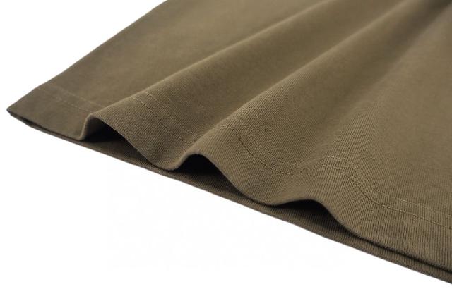 确保印花随褶皱面料伸缩而不开裂。Anagram刺绣运用高密度平针刺绣工艺